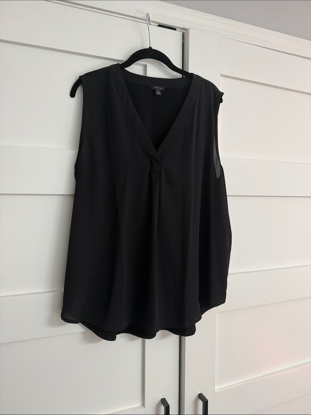 Ann Taylor Black V-Neck Sleeveless Blouse